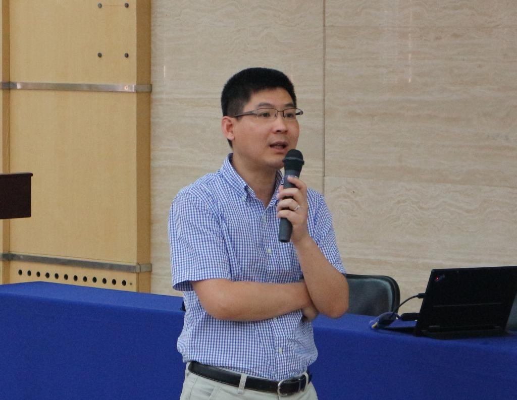 曾浩教授作报告