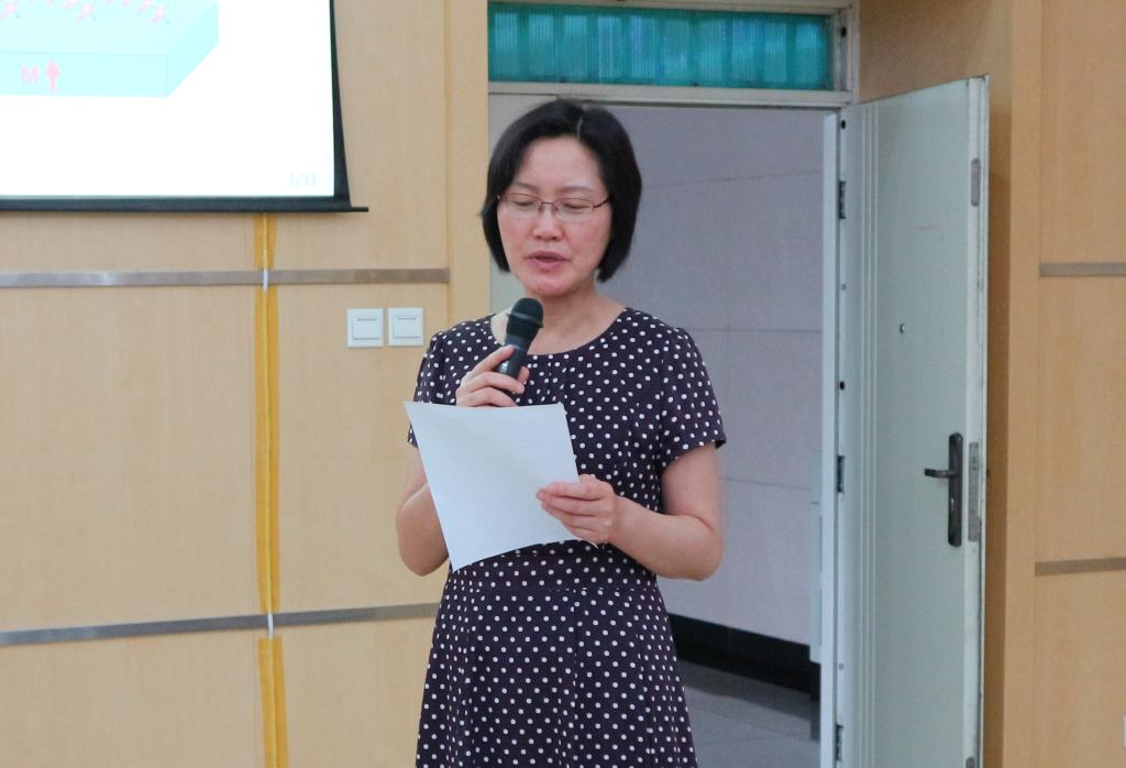 副校长许小红教授主持报告会
