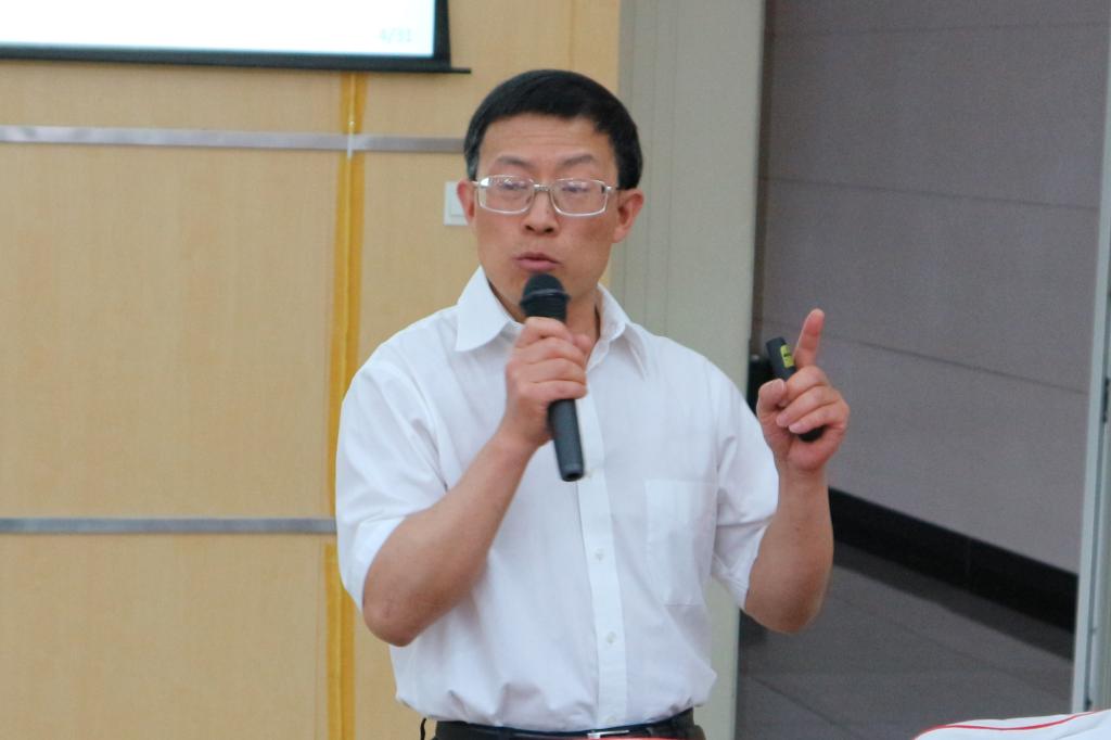 吴明忠教授作报告