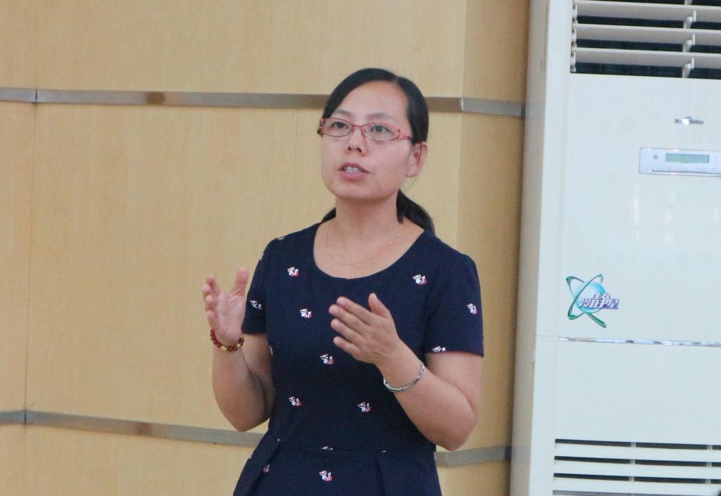 王芳副院长主持报告会